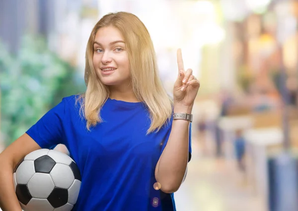 Junge Kaukasische Frau Hält Fußball Über Isolierten Hintergrund Überrascht Mit — Stockfoto