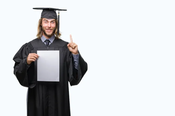 Joven Hombre Apuesto Graduado Con Pelo Largo Sosteniendo Papel Blanco — Foto de Stock