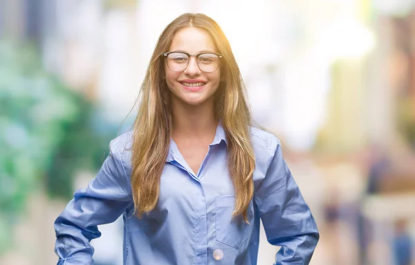 若い美しい金髪のビジネス女性が眼鏡を顔に幸せとクールな笑みを浮かべて隔離された背景の上 幸運な人 — ストック写真
