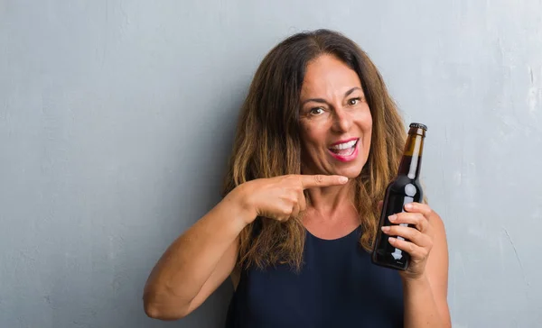 Mujer Hispana Mediana Edad Pie Sobre Pared Grunge Gris Sosteniendo —  Fotos de Stock