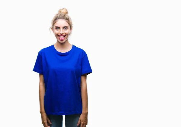 年轻美丽的金发碧眼的女人穿着蓝色的 T恤在孤立的背景伸出舌头出来快乐与有趣的表情 情感概念 — 图库照片