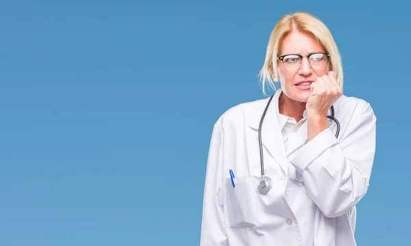 Středního Věku Žena Blonde Lékař Izolované Pozadí Pohledu Stresovaní Nervózní — Stock fotografie