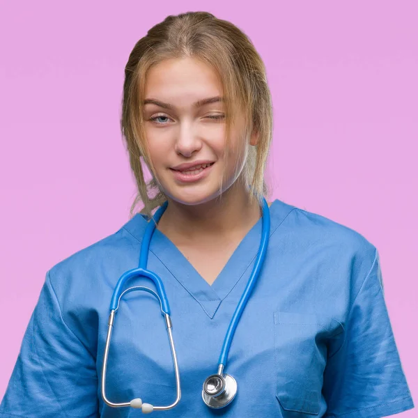 Mladý Lékař Kavkazský Žena Uniformě Chirurg Izolované Pozadí Mrkání Při — Stock fotografie