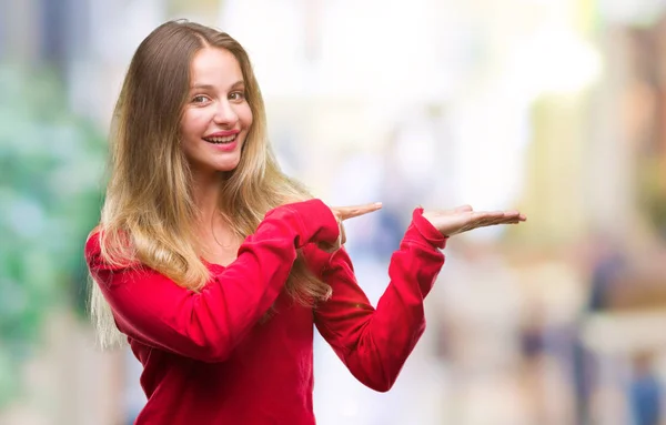 Jonge Mooie Blonde Vrouw Dragen Rode Trui Geïsoleerde Achtergrond Verbaasd — Stockfoto