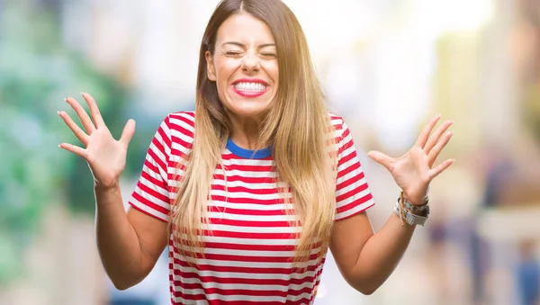 Mujer Hermosa Joven Mirada Casual Sobre Fondo Aislado Celebrando Loco —  Fotos de Stock