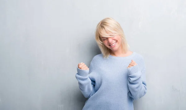 Volwassen Kaukasische Vrouw Grunge Grijs Muur Dragen Winter Trui Erg — Stockfoto