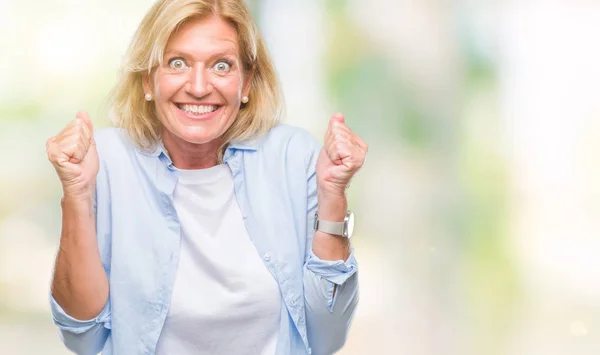 Orta Yaş Sarışın Kadın Kutluyor Izole Arka Plan Üzerinde Şaşırttı — Stok fotoğraf