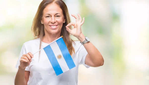 Medelåldern Spansktalande Kvinna Som Håller Flagga Argentina Över Isolerade Bakgrund — Stockfoto