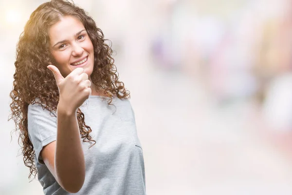 Mooie Jonge Brunette Krullend Haar Meisje Dragen Casual Look Geïsoleerde — Stockfoto