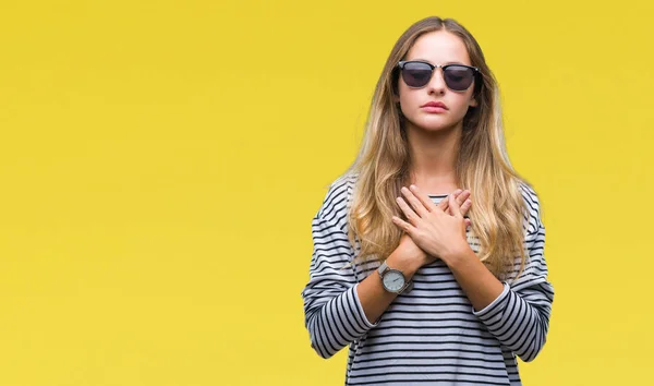 Junge Schöne Blonde Frau Mit Sonnenbrille Über Isoliertem Hintergrund Lächelnd — Stockfoto