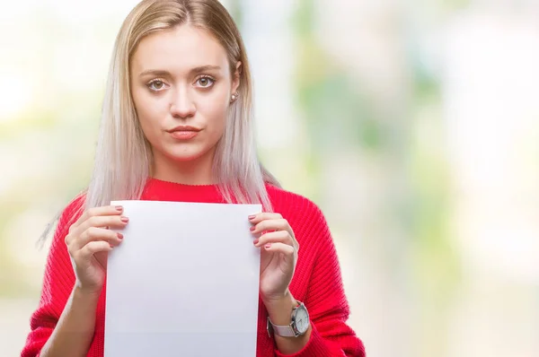 Jovem Loira Segurando Folha Papel Branco Sobre Fundo Isolado Com — Fotografia de Stock