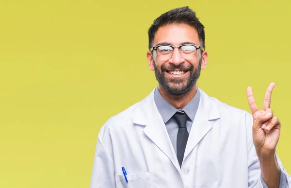 Scientifique Hispanique Adulte Médecin Homme Portant Manteau Blanc Sur Fond — Photo