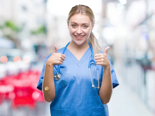 Joven Cirujana Rubia Doctora Mujer Sobre Fondo Aislado Signo Éxito — Foto de Stock