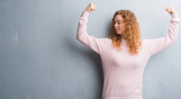 Young Redhead Woman Grey Grunge Wall Wearing Pink Sweater Showing — Stock Photo, Image