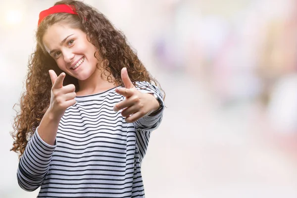 美丽的黑发卷发年轻女孩穿着条纹毛衣在孤立的背景手指与快乐和有趣的脸相机 良好的能量和活力 — 图库照片