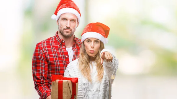 Pareja Joven Enamorada Vistiendo Sombrero Navidad Sosteniendo Presente Sobre Fondo — Foto de Stock