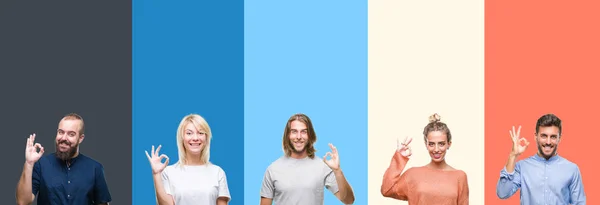Kolaj Işareti Ile Parmak Yapıyor Olumlu Gülümseyen Izole Renkli Çizgili — Stok fotoğraf