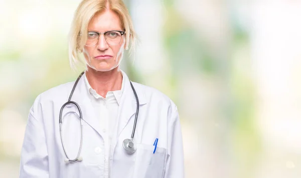 Middelbare Leeftijd Blonde Arts Vrouw Geïsoleerde Achtergrond Scepticus Nerveus Fronsen — Stockfoto