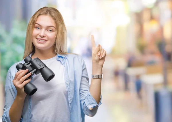 Joven Mujer Caucásica Sosteniendo Prismáticos Sobre Fondo Aislado Sorprendida Con — Foto de Stock