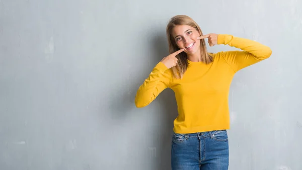 Schöne Junge Frau Die Über Grunge Grauer Wand Steht Selbstbewusst — Stockfoto