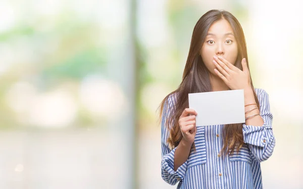 Młoda Kobieta Azjatyckich Trzymając Pustą Kartę Białym Tle Okładka Usta — Zdjęcie stockowe