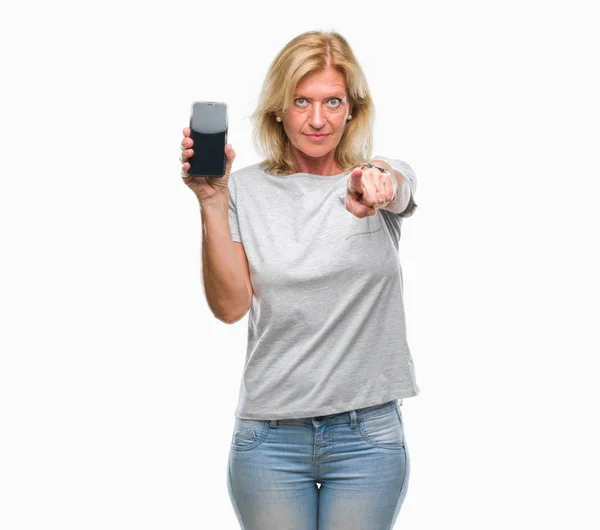 Μέσης Ηλικίας Ξανθιά Γυναίκα Δείχνει Κενή Οθόνη Του Smartphone Πέρα — Φωτογραφία Αρχείου