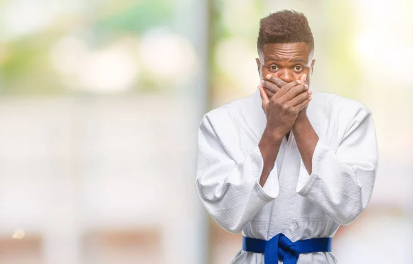 Unga Afroamerikanska Mannen Över Isolerade Bakgrunden Iklädd Kimono Chockad Som — Stockfoto