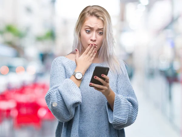 Giovane Donna Bionda Che Invia Messaggi Testo Utilizzando Smartphone Sfondo — Foto Stock