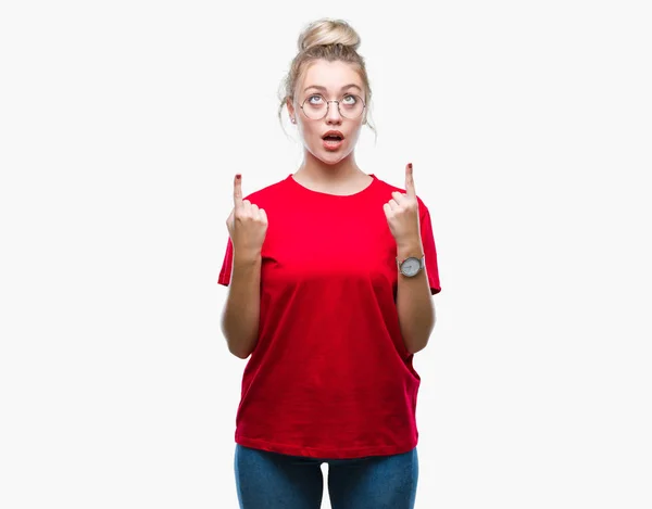 Young Blonde Woman Wearing Glasses Isolated Background Amazed Surprised Looking — Stock Photo, Image