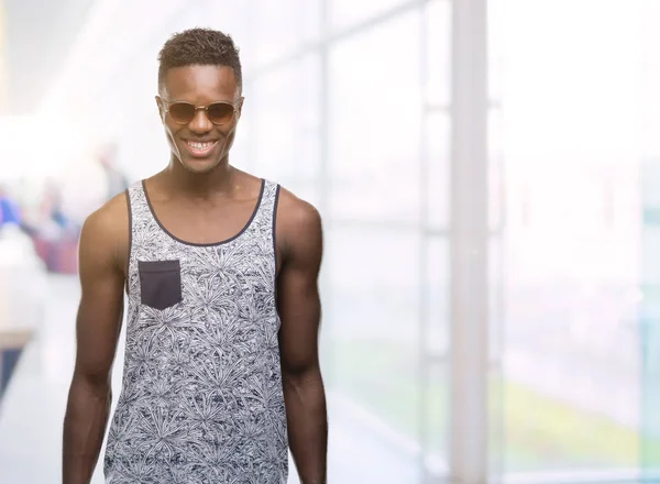Młody Człowiek Afryki Amerykański Noszący Okulary Przeciwsłoneczne Szczęśliwy Twarz Stałego — Zdjęcie stockowe