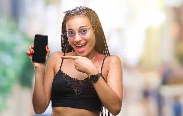 손가락으로 가리키는 스마트폰 화면을 보여주는 아프리카계 미국인 — 스톡 사진