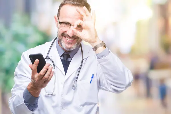 Medelåldern Senior Hoary Doktor Mannen Textning Med Hjälp Smartphone Över — Stockfoto