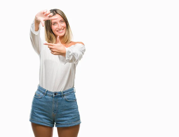 Jovem Mulher Bonita Sobre Fundo Isolado Sorrindo Fazendo Quadro Com — Fotografia de Stock