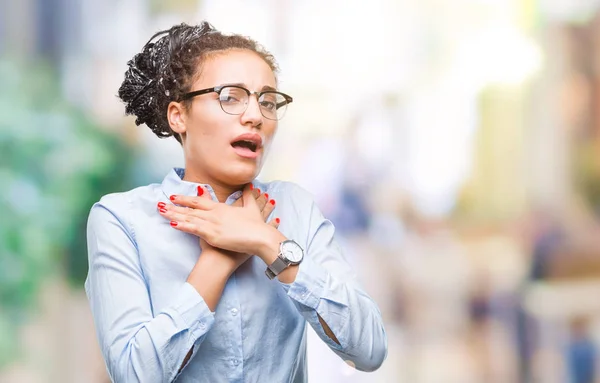 Joven Chica Negocios Afroamericana Trenzado Pelo Usando Gafas Sobre Fondo — Foto de Stock