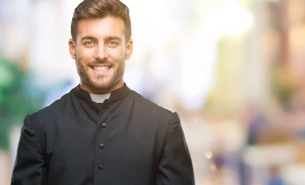 Unga Katolska Kristen Präst Man Över Isolerade Bakgrund Med Glad — Stockfoto