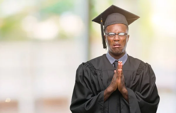 Ung Utexaminerades Afroamerikanska Mannen Över Isolerade Bakgrund Tigger Och Ber — Stockfoto