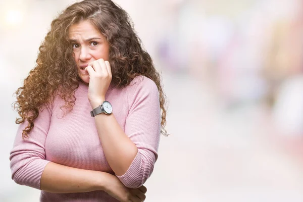 Hermosa Morena Pelo Rizado Chica Joven Con Suéter Rosa Sobre — Foto de Stock