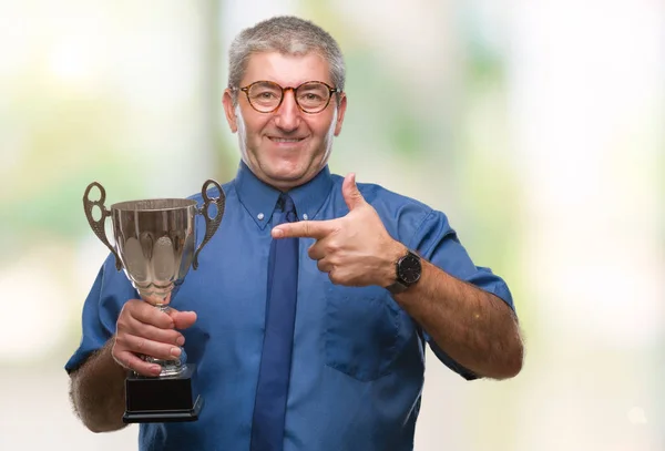 Pěkný Starší Úspěšný Muž Drží Trofej Nad Izolované Pozadí Velmi — Stock fotografie