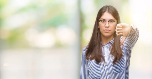 Jonge Mooie Spaanse Zakenvrouw Zoek Ongelukkig Boos Tonen Van Afwijzing — Stockfoto