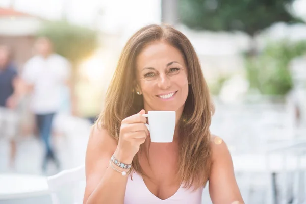 Beautiful Middle Age Hispanic Woman Cafeteria Smile Face Town Drinking — Stock Photo, Image