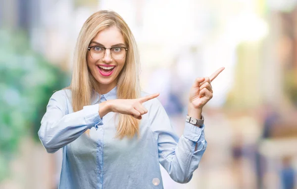 Joven Mujer Negocios Rubia Hermosa Con Gafas Sobre Fondo Aislado — Foto de Stock