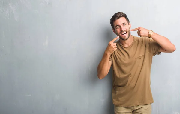 Bonito Jovem Sobre Parede Grunge Cinza Sorrindo Confiante Mostrando Apontando — Fotografia de Stock