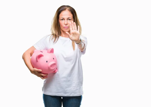 Spaanse Vrouw Middenleeftijd Besparingsgeld Piggy Bank Geïsoleerde Achtergrond Met Open — Stockfoto