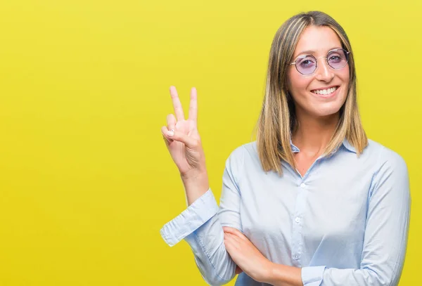 Jovem Mulher Bonita Usando Óculos Sol Sobre Fundo Isolado Sorrindo — Fotografia de Stock