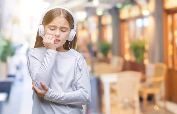 Όμορφη Κοπέλα Φορώντας Ακουστικά Ακούτε Μουσική Πέρα Από Απομονωμένο Υπόβαθρο — Φωτογραφία Αρχείου