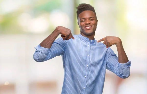 Jovem Homem Negócios Afro Americano Sobre Fundo Isolado Olhando Confiante — Fotografia de Stock