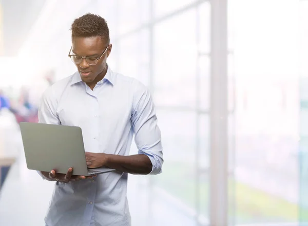 Junger Afrikanisch Amerikanischer Geschäftsmann Mit Computer Laptop Und Selbstbewusstem Gesichtsausdruck — Stockfoto