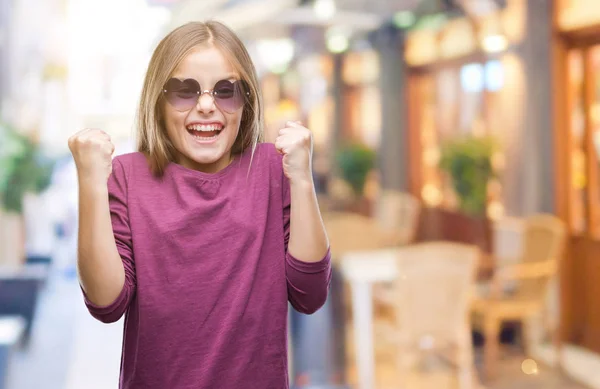 Joven Chica Hermosa Con Gafas Sol Sobre Fondo Aislado Celebrando — Foto de Stock