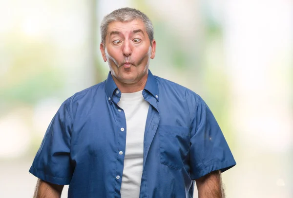 Hombre Mayor Guapo Sobre Fondo Aislado Haciendo Cara Pez Con — Foto de Stock