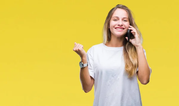 Ung Vacker Blond Kvinna Ringer Med Smartphone Isolerade Bakgrunden Skriker — Stockfoto